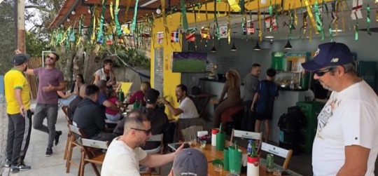 Área do bar cheia de gente em dia de jogo