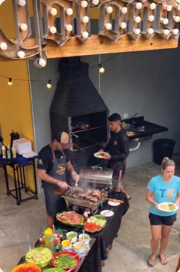 Espaço do churrasco do Mareva com a mesa servida
