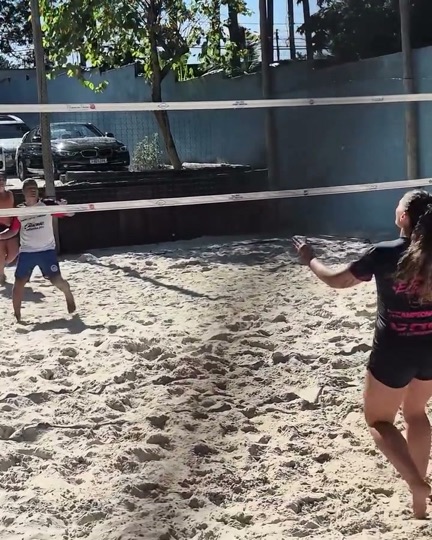 Jogadores de futevôlei perto da rede