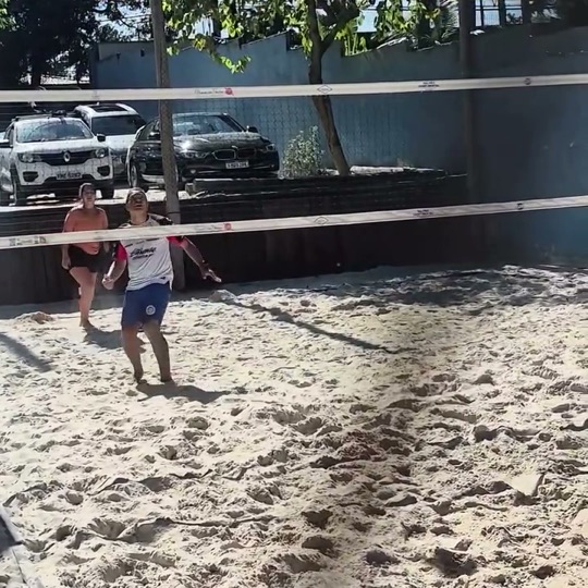 Partida de futevôlei na quadra