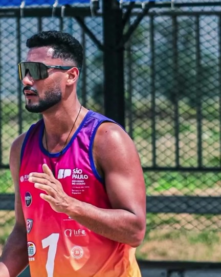 Professor Natan, de vôlei de praia